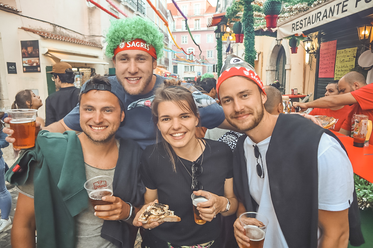 pub crawl Lisbon feh