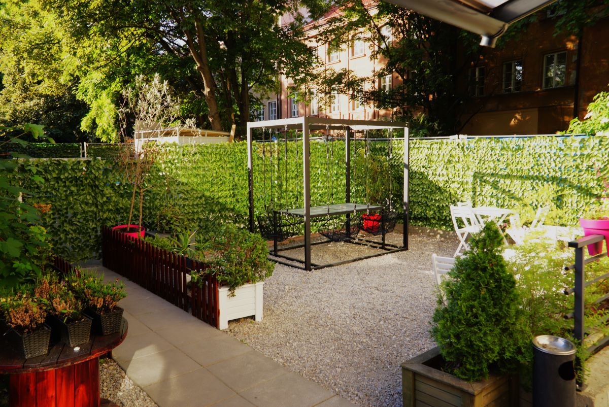 best-hostel-warsaw-oki-doki-hostel-patio