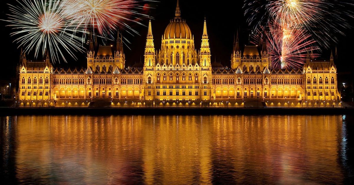 best-pub-crawl-in-budapest-city-night-parliament