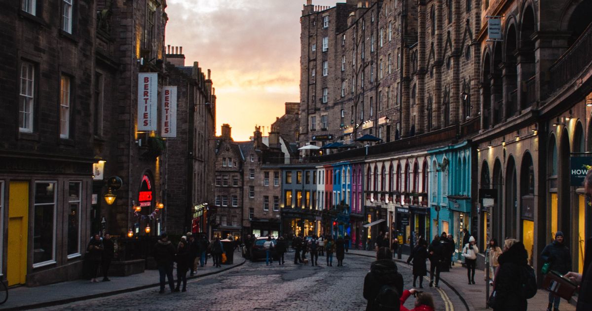 best-pub-crawl-in-edinburgh-streets-buildings
