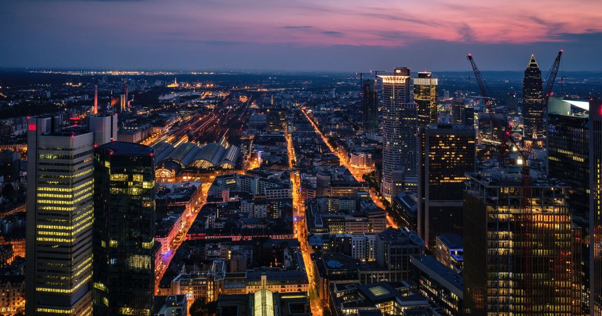 best-pub-crawl-in-frankfurt-.night-city-view