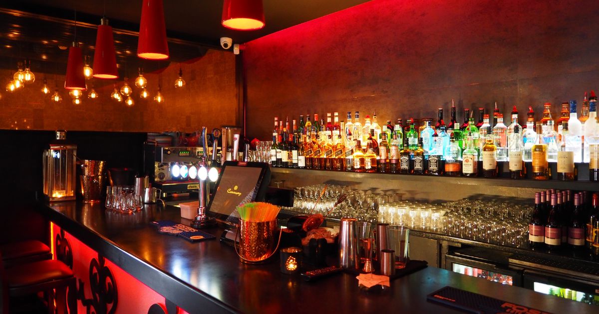 best-pub-crawl-in-leipzig-night-bar