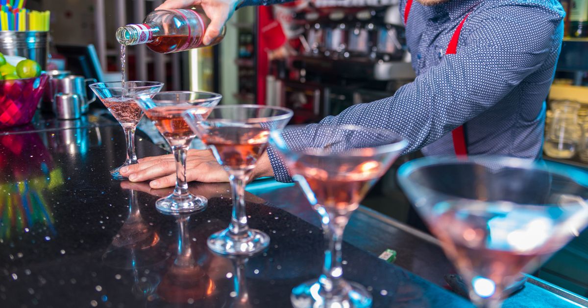 best-pub-crawl-in-marseille-barman-cocktails