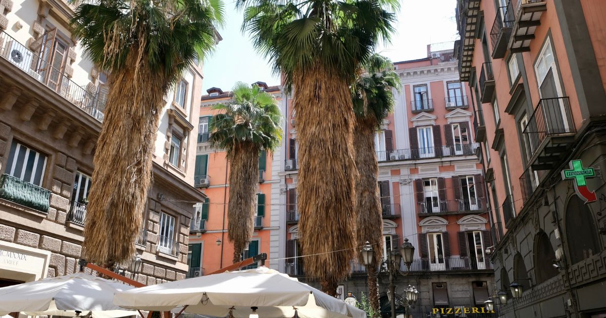 best-pub-crawl-in-naples-city-architecture