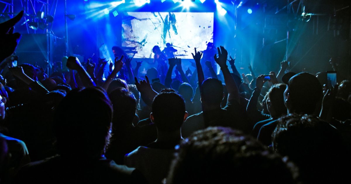 best-pub-crawl-in-rotterdam-clubbing-dancing