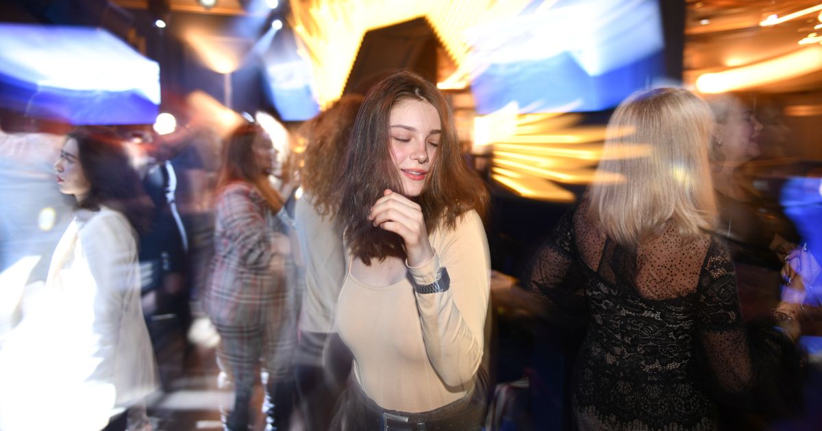 best-pub-crawl-in-vienna-club-dancing