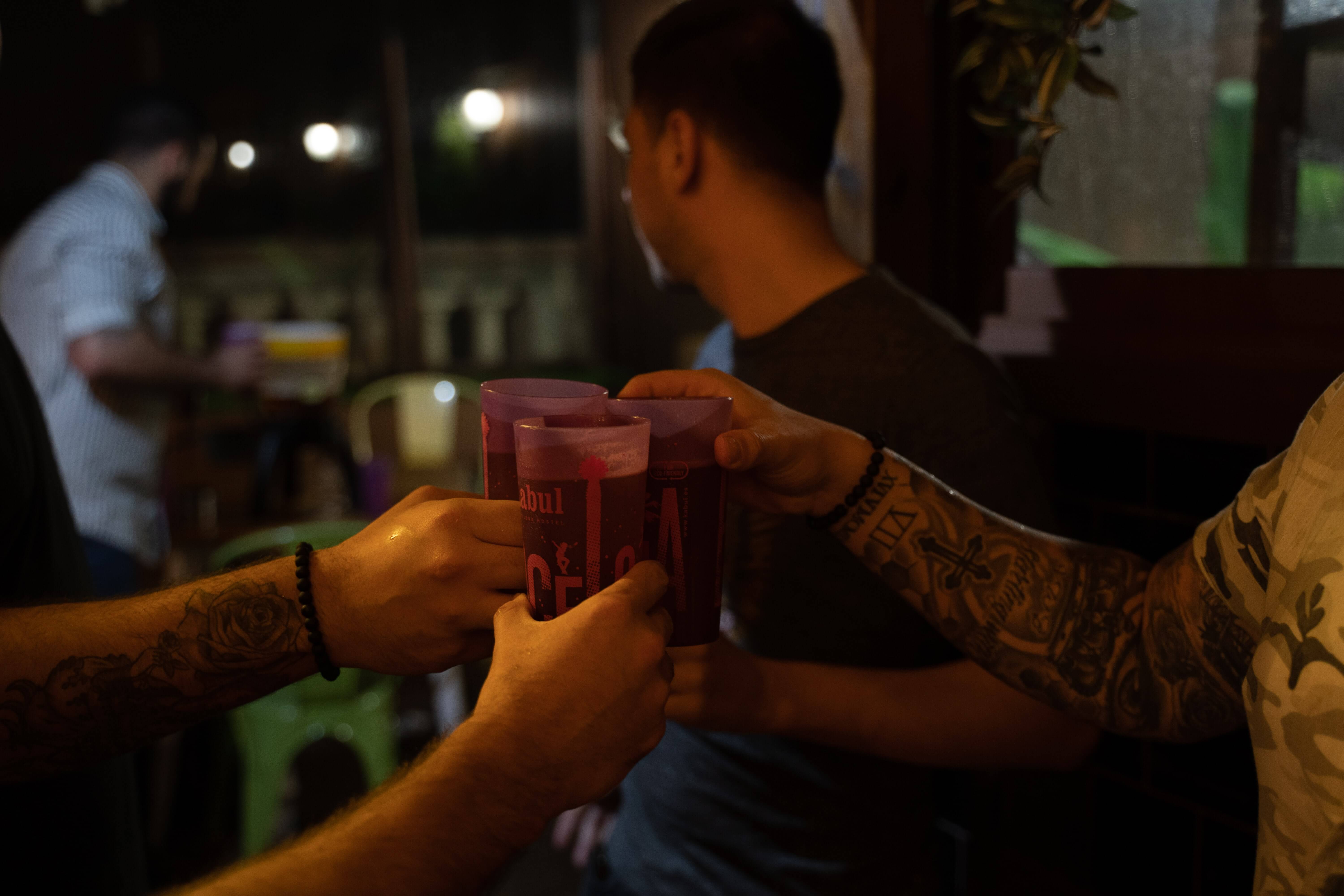 cups-cheers-hostel-Erasmus