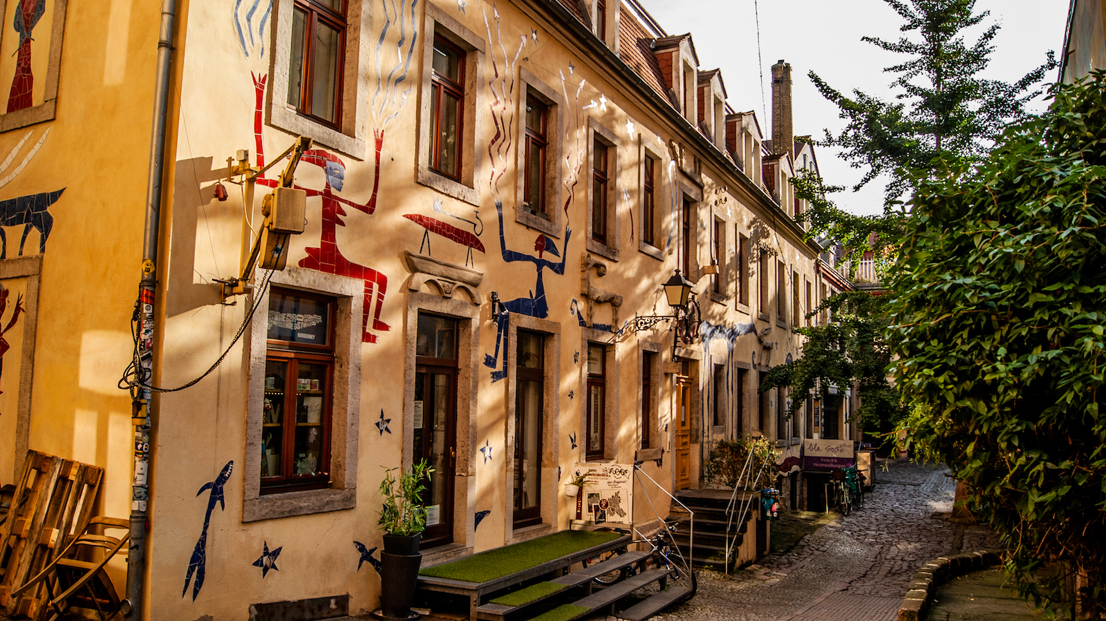 A colourful house in Neustadt in Dresden displaying artistic painting