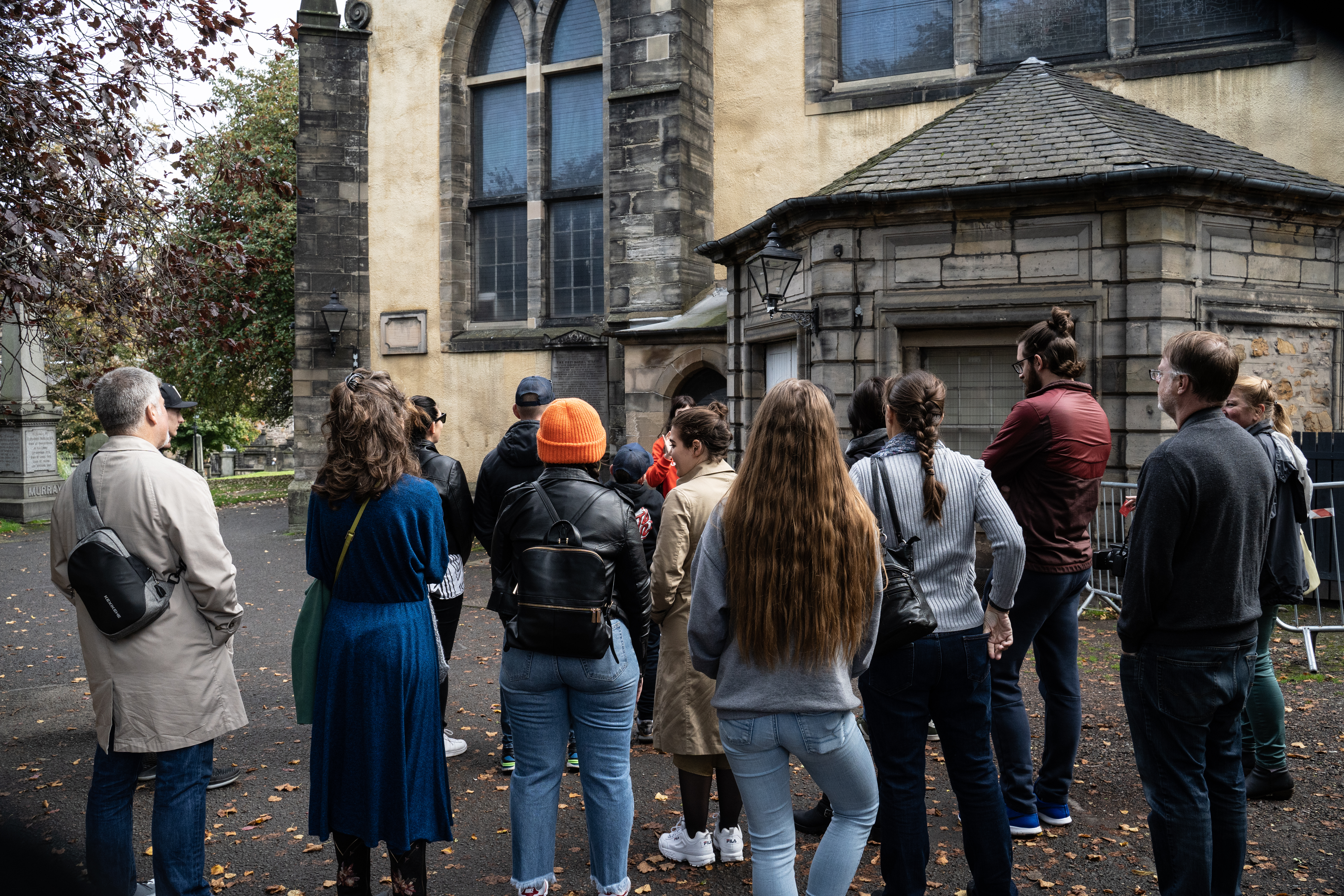 top-destinations-and-hostels-for-solo-travelers-in-europe-edinburg