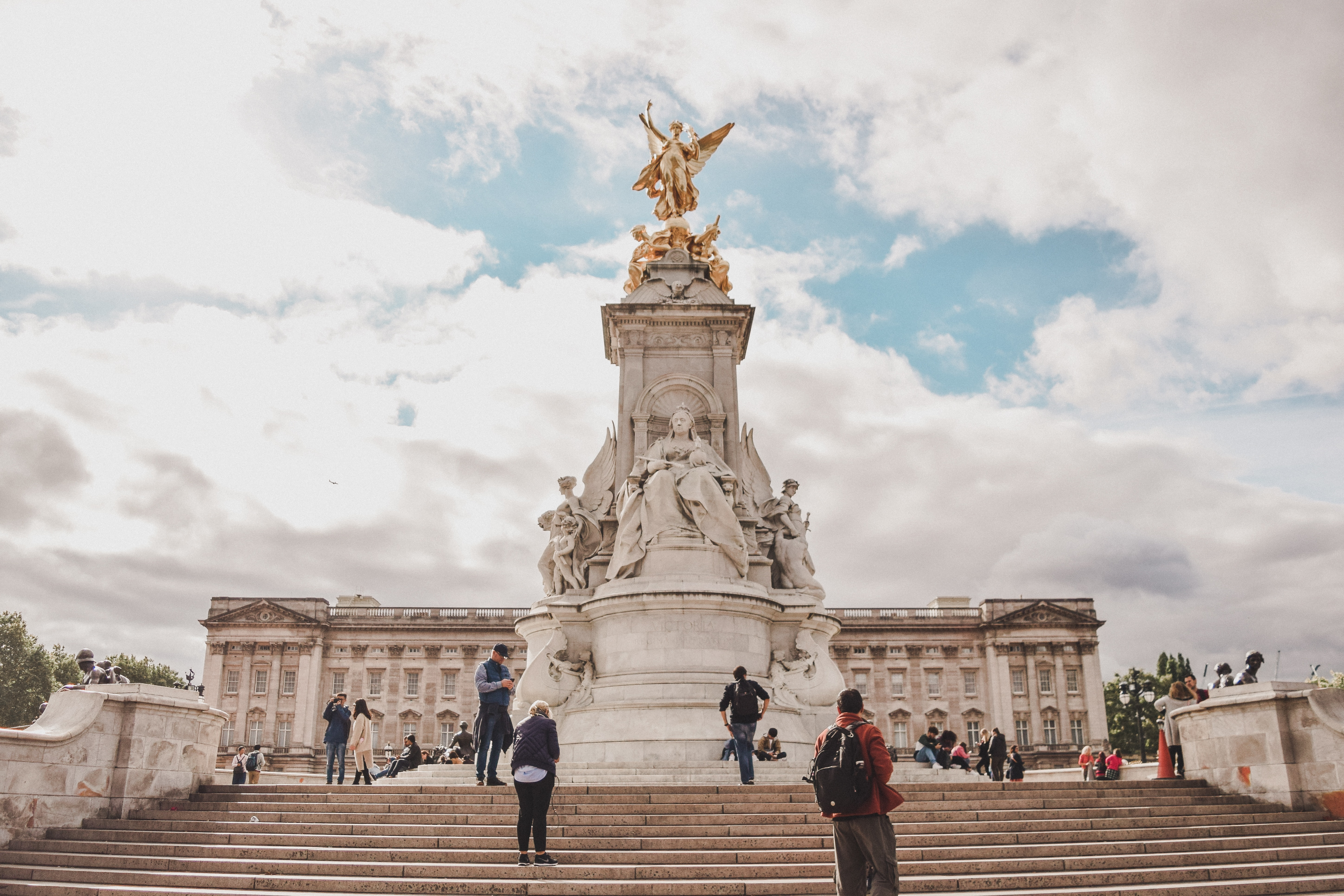 palace-statue-london