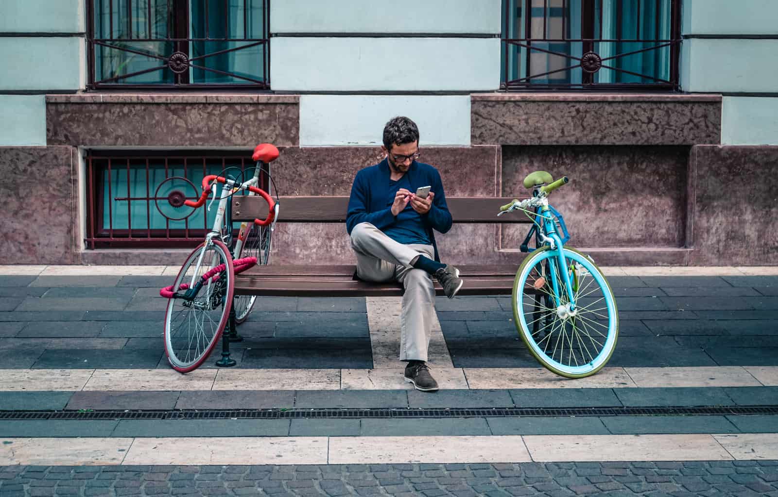 socialmedia-phone-man-internship-tools-erasmus
