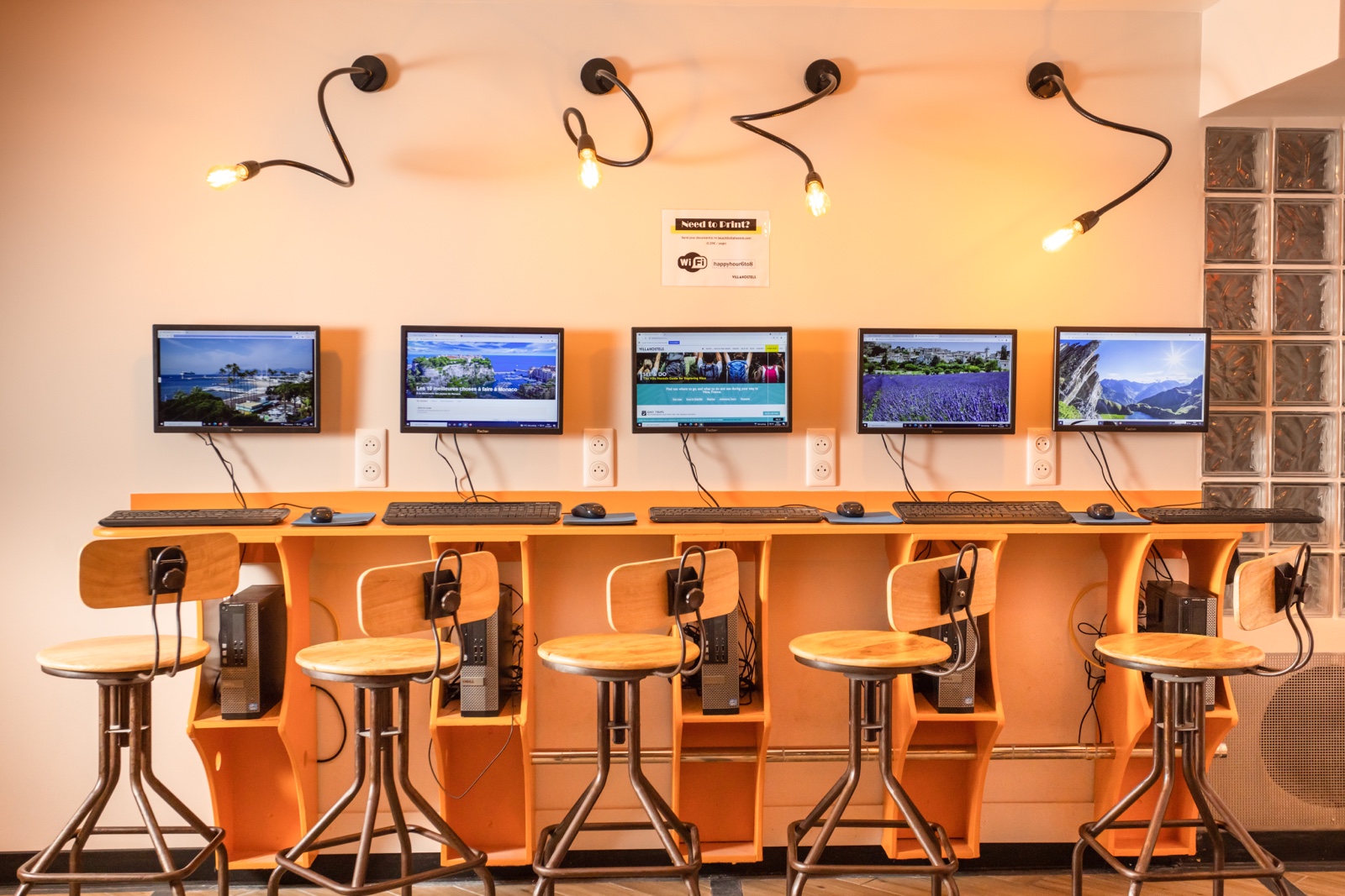 Computers and screens lined up in the business area of a hostel in Nice. Erasmus internship tools 