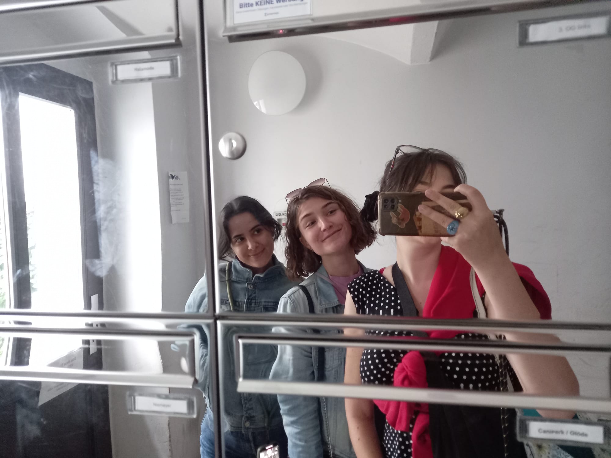 Sollen shares her Eurail story: meeting her friends in Berlin three girls taking a mirror selfie 